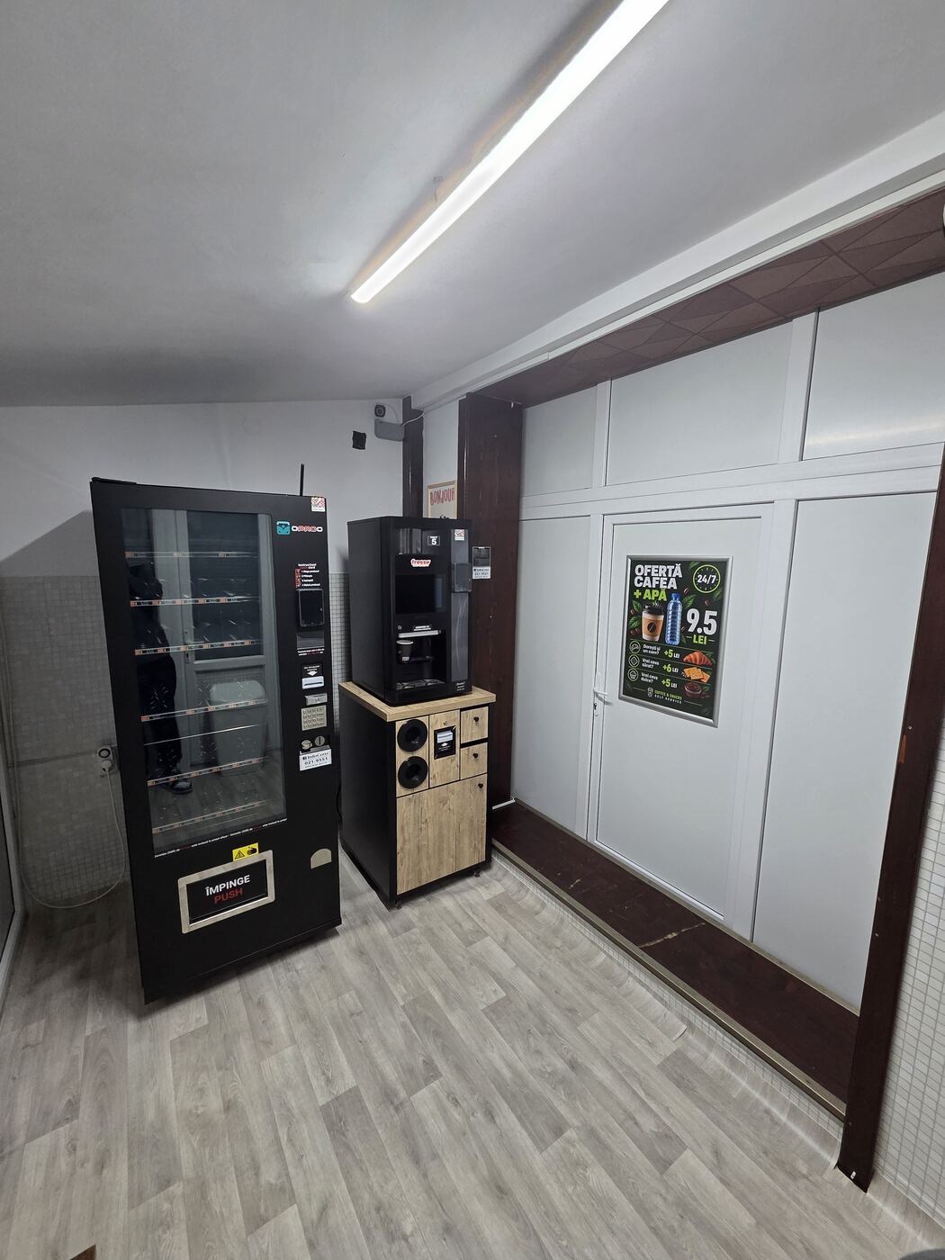 Interiorul cu automatul de snacks și aparatul de cafea