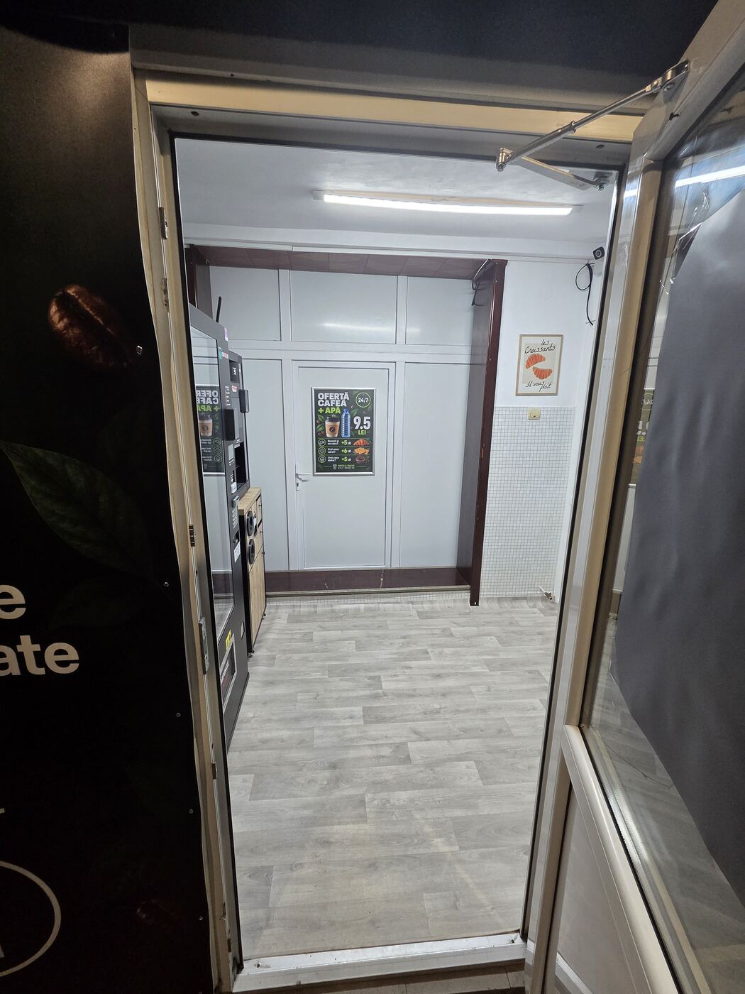 Intrarea în stația Coffee & Snacks din Borca