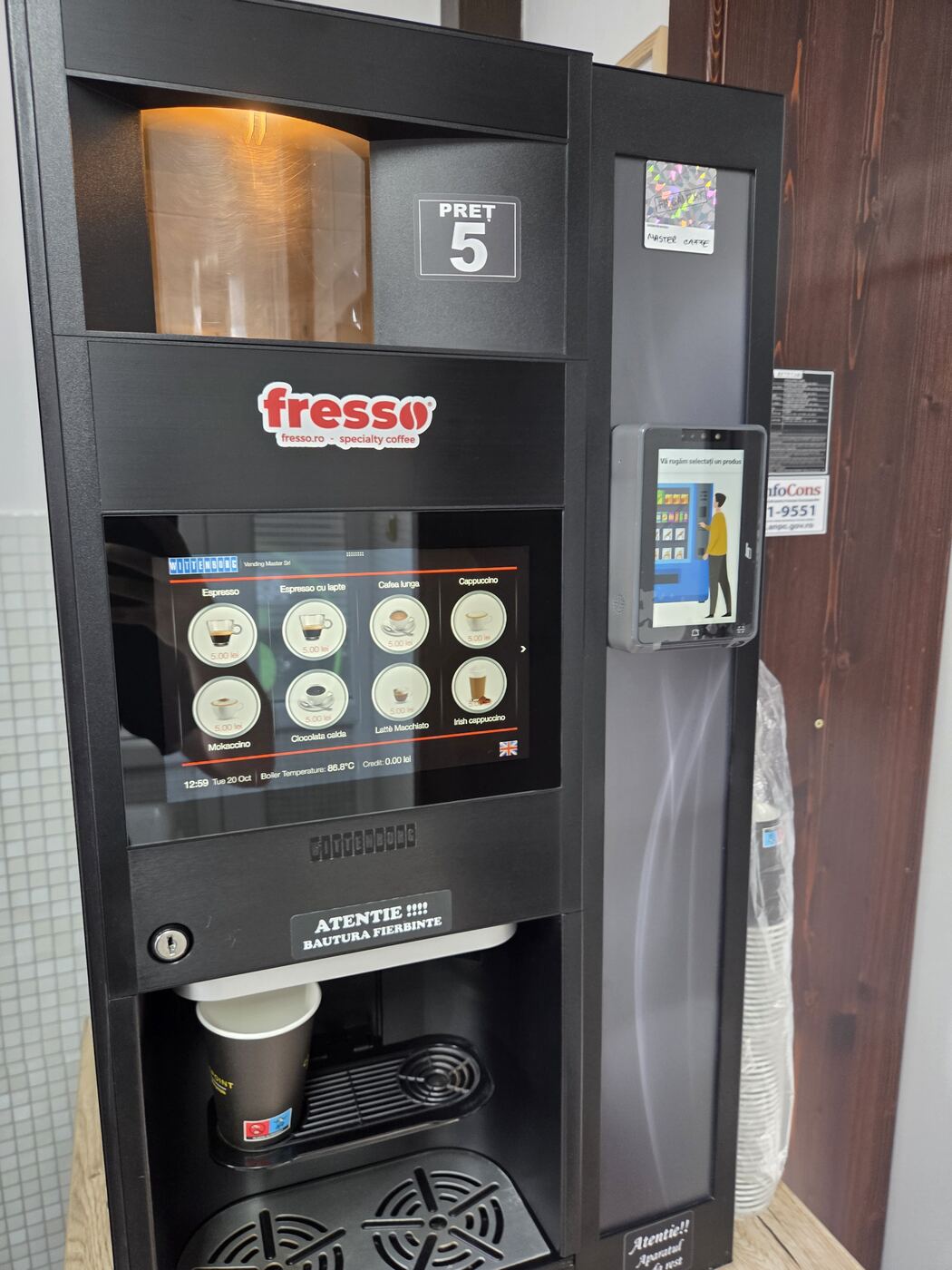 Aparatul de cafea cu meniul pe ecran: espresso, cappuccino, ciocolată caldă și altele, toate la 5 lei
